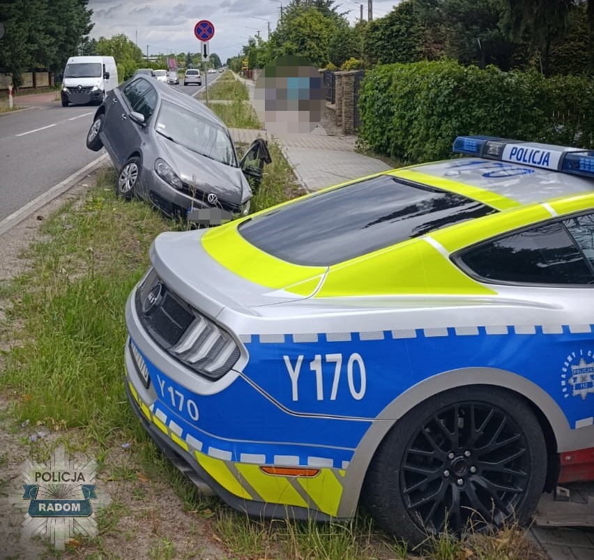 Policyjny Ford Mustang i Volkswagen po kolizji w Milejowicach
