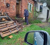 Dzielnicowy z zakupami przed domem 63-latka
