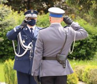 nadinsp. Michał Ledzion podczas przyjmowania meldunku