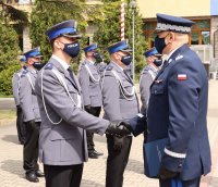 nadinsp. Michał Ledzion, Komendant Wojewódzki Policji zs. w Radomiu podczas składania gratulacji policjantowi