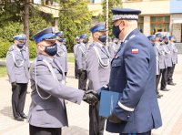 nadinsp. Michał Ledzion, Komendant Wojewódzki Policji zs. w Radomiu podczas składania gratulacji policjantowi