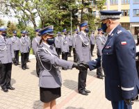 nadinsp. Michał Ledzion, Komendant Wojewódzki Policji zs. w Radomiu podczas składania gratulacji policjantce