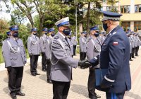 nadinsp. Michał Ledzion, Komendant Wojewódzki Policji zs. w Radomiu podczas składania gratulacji policjantowi