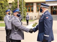 nadinsp. Michał Ledzion, Komendant Wojewódzki Policji zs. w Radomiu podczas składania gratulacji policjantowi