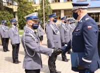 nadinsp. Michał Ledzion, Komendant Wojewódzki Policji zs. w Radomiu podczas składania gratulacji policjantowi