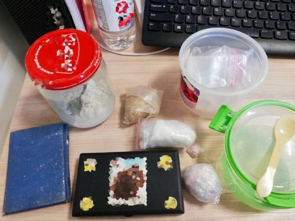 Na zdjęciu zabezpieczone narkotyki w słoiku i plastikowych pojemnikach