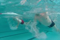 Dwóch ludzi pod woda w basenie