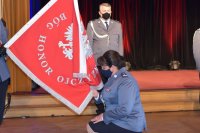Policjantka wita się ze sztandarem