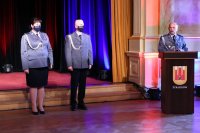 Trzech policjantów stoi na scenie