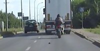 Na drodze znajduje się sam. osobowy, motocykl oraz pojazd ciężarowy
