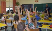 Uczniowie siedzący w szkolnej klasie