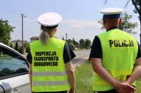 Funkcjonariuszka ITD i policjant RD na tle drogi
