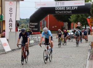 uczestnicy wyścigu kolarskiego w czasie przejazdu