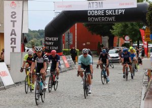 uczestnicy wyścigu kolarskiego w czasie przejazdu