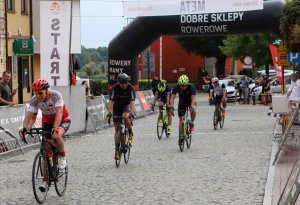 uczestnicy wyścigu kolarskiego w czasie przejazdu