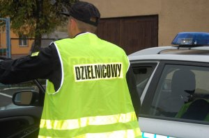 Policjant w kamizelce odblaskowej
