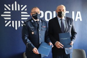 Marek Chibowski i insp. Waldemar Wołowiec po podpisaniu porozumienia