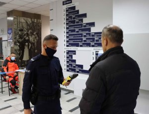 policjant podczas sprawdzania stanu trzeźwości mężczyzny