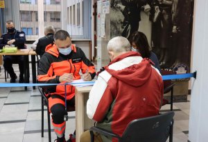 mężczyzna siedzący na krześle w budynku Komendy Wojewódzkiej Policji zs. w Radomiu w czasie rejestracji