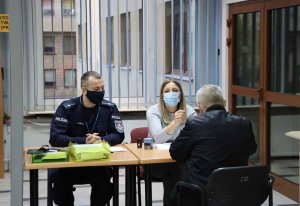 mężczyzna siedzący na krześle w budynku Komendy Wojewódzkiej Policji zs. w Radomiu w czasie rejestracji podczas działań EGIDA