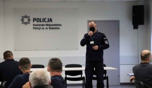 policjant prowadzący zajęcia dla rezerwistów podczas działań EGIDA