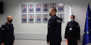 policjant składający meldunek Zastępcy Komendanta Wojewódzkiego Policji zs. w Radomiu
insp.  Dariuszowi Krzesickiemu