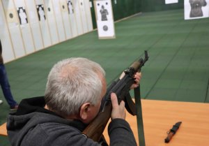 mężczyzna trzymający broń