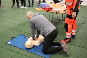 mężczyzna klęczący przed manekinem