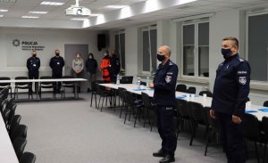 Zastępca Komendanta Wojewódzkiego Policji zs. w Radomiu
insp.  Dariusz Krzesicki oraz Naczelnik Sztabu Policji mł. insp. Michał Pawliński stojący na sali konferencyjnej