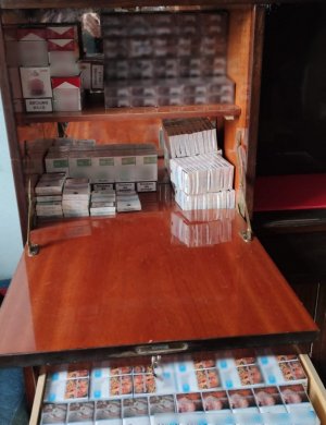 Półka, w której znajdują się paczki papierosów