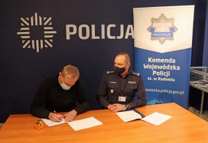 Dwaj mężczyźni siedzący za stołem