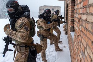 Umundurowani policjanci w bronią