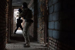 Umundurowani policjanci w bronią