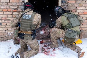 Umundurowani policjanci w bronią