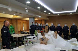 Umundurowani policjanci w maseczkach w pomieszczeniu