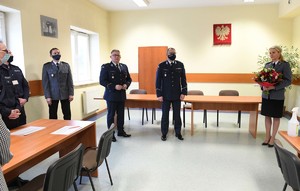 Umundurowani policjanci w maseczkach