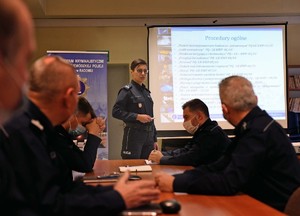 Umundurowani policjanci w maseczkach