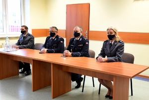 Umundurowani policjanci w maseczkach
