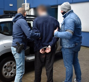 Policjanci z zatrzymanym