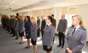 Policjanci stojący w sali konferencyjnej