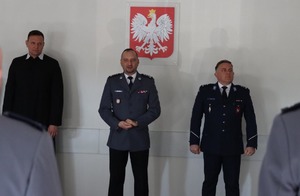 Policjanci stojący w sali konferencyjnej