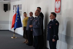 Policjanci stojący w sali konferencyjnej