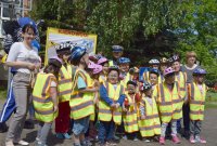 Policjanci wraz z dziećmi promowali bezpieczne zachowania wśród kierowców i pieszych