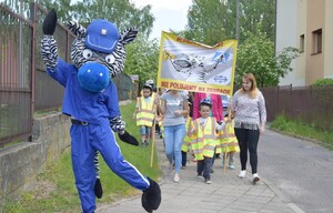 Policjanci wraz z dziećmi promowali bezpieczne zachowania wśród kierowców i pieszych