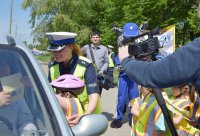 Policjanci wraz z dziećmi promowali bezpieczne zachowania wśród kierowców i pieszych