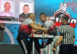 Mężczyźni siłujący się na ręce