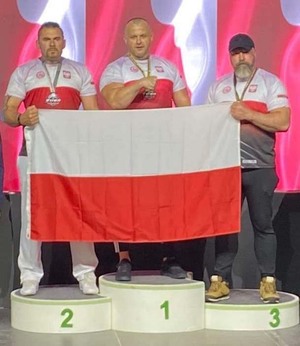 Mężczyźni stojący z flagą Polski