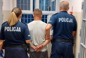 Zatrzymany mężczyzna prowadzony przez policjantów