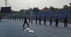 Umundurowani policjanci na płycie stadionu