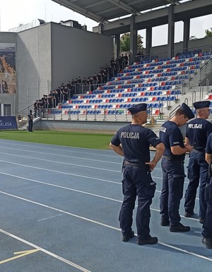 Umundurowani policjanci na płycie stadionu